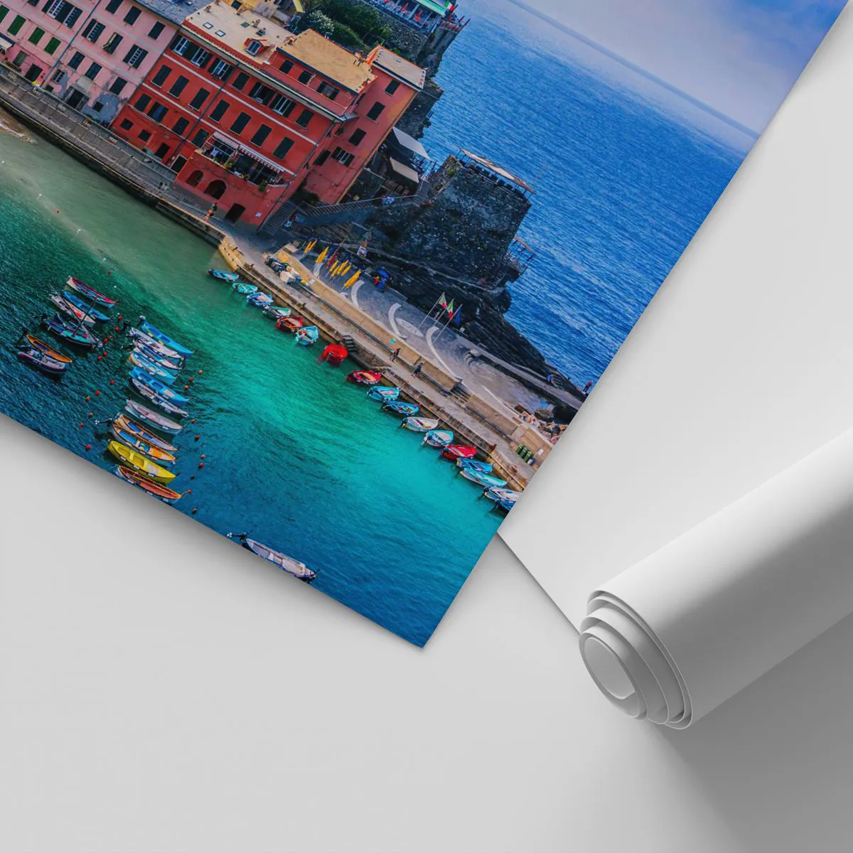 Fototapete Standard Eco - Eine farbenfrohe Stadt an einer azurblauen Bucht mit Booten - 100x70cm - Mediterrane Zauberstadt - Moderne Wanddekoration für Wohnzimmer und Schlafzimmer ARTTOR