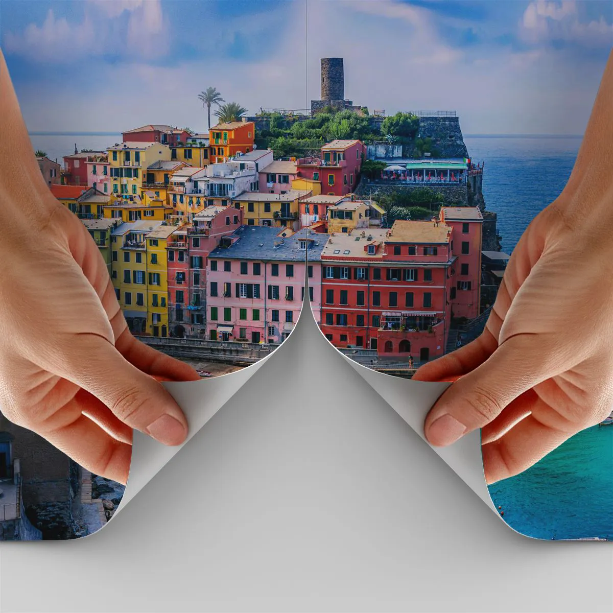 Fototapete Standard Eco - Eine farbenfrohe Stadt an einer azurblauen Bucht mit Booten - 100x70cm - Mediterrane Zauberstadt - Moderne Wanddekoration für Wohnzimmer und Schlafzimmer ARTTOR