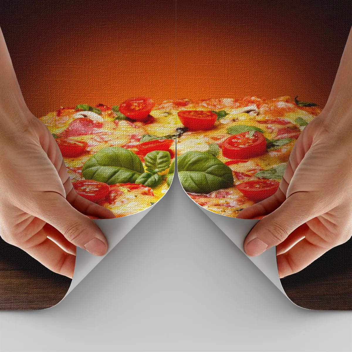 Papier Peint Photo Premium Canvas - Pizza aux tomates et au basilic sur une table en bois - 100x70cm - Mamma mia! - Décoration murale moderne pour le salon et la chambre ARTTOR